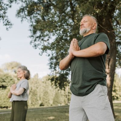 Mediation im Stehen Mann und Frau meditieren im Stehen