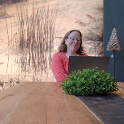 Melanie am Laptop Frau am Laptop