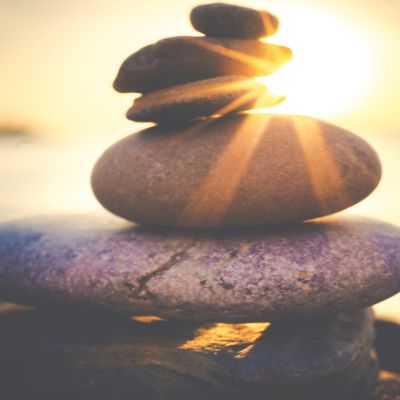 Steinpyramide Steinpyramide mit Sonnenlicht