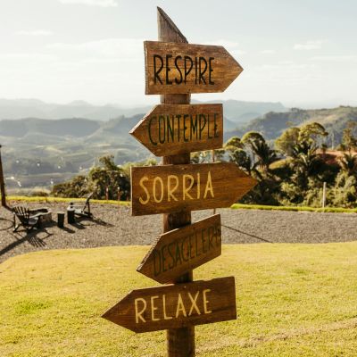 Wohlbefinden am der nächsten Ausfahrt - Autobahnschild mit der Aufschrift "Well Being - next exit"