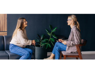 Im Gespräch Zwei Frauen sitzend im Gespräch